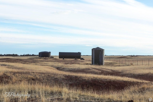 view of yard featuring a rural view