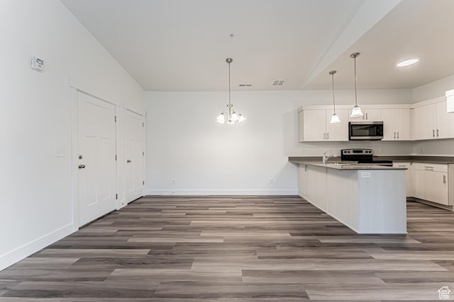 13742 S Hanley Ln Unit Gg303, Riverton, UT 84096 - kitchen with stainless steel appliances, a chandelier, dark countertops, a peninsula, and white cabinets