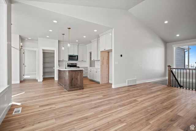 354 S 1150 E Unit 605, Smithfield, UT 84335 - kitchen featuring visible vents, stainless steel appliances, light wood-type flooring, and light countertops