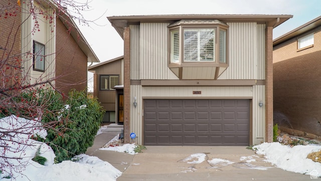 view of front facade featuring a garage