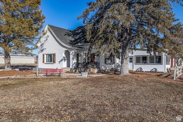 view of front facade featuring a front yard