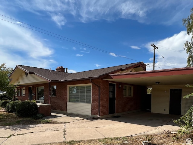 view of front of property featuring a carport
