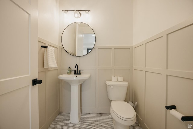 994 W Union Bench Dr S, Mapleton, UT 84664 - bathroom featuring tile patterned flooring, a sink, a decorative wall, and toilet