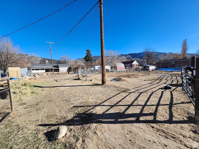 view of yard featuring a mountain view