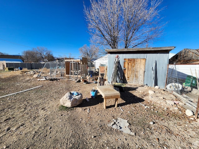 view of yard featuring an outbuilding