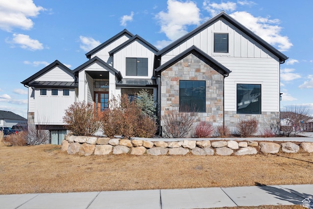 1002 W Temple Rim Ln, Payson, UT 84651 - modern farmhouse featuring a front lawn