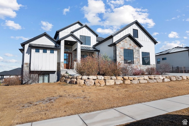 view of front of house with a front lawn