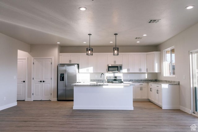 797 W 430 N, Hurricane, UT 84737 - kitchen with hanging light fixtures, light wood-type flooring, appliances with stainless steel finishes, a kitchen island, and white cabinets