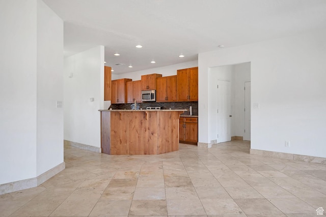 2261 S Tonaquint Dr Unit 8, St George, UT 84770 - kitchen featuring decorative backsplash, a kitchen island, and a kitchen bar