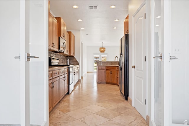 2261 S Tonaquint Dr Unit 8, St George, UT 84770 - kitchen featuring tasteful backsplash, appliances with stainless steel finishes, and pendant lighting