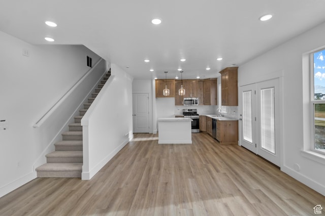 550 N 735 W, Smithfield, UT 84335 - kitchen featuring sink, stainless steel appliances, a center island, light hardwood / wood-style floors, and decorative light fixtures