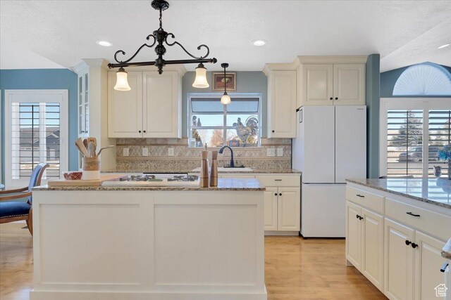 818 Summit Dr, Smithfield, UT 84335 - kitchen featuring freestanding refrigerator, plenty of natural light, backsplash, a kitchen island, and recessed lighting