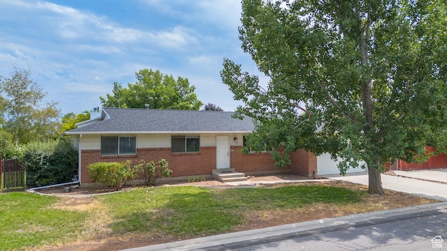 view of front of house featuring a garage and a front yard