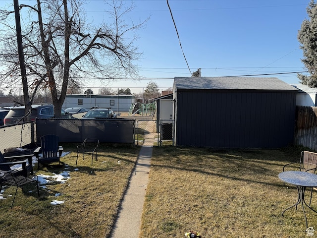 view of yard featuring a storage shed