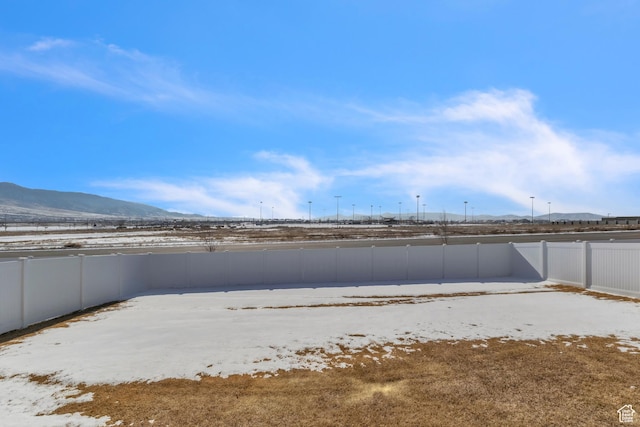 view of yard featuring a mountain view