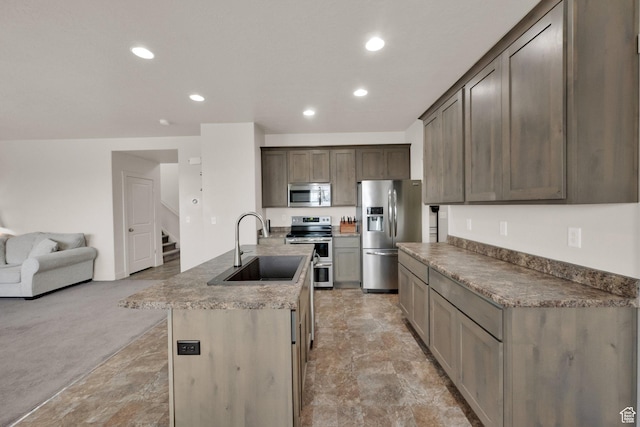1054 S 1050 W, Tooele, UT 84074 - kitchen featuring stainless steel appliances, a sink, open floor plan, recessed lighting, and a kitchen island with sink