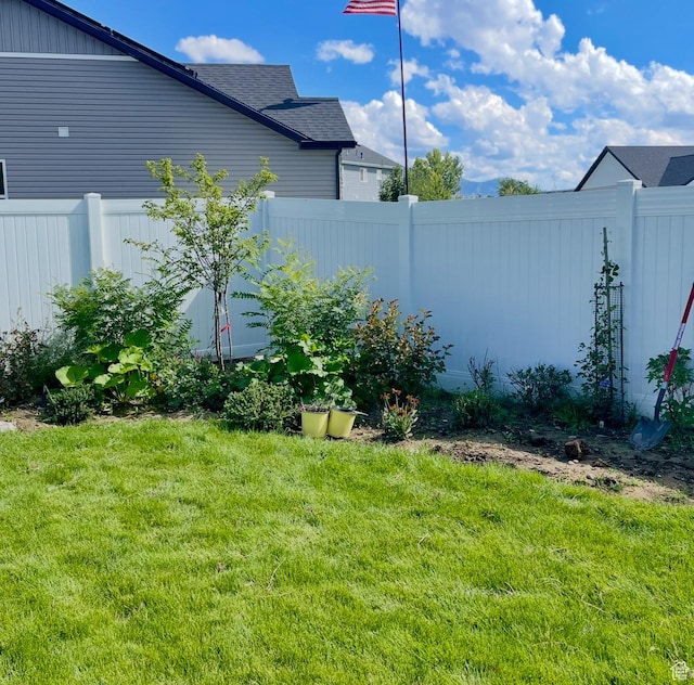 view of yard featuring a fenced backyard