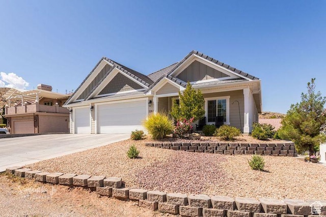 craftsman house featuring a garage