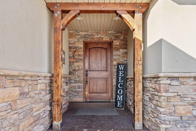 116 E Sandpiper Ln S, Saratoga Springs, UT 84045 - doorway to property with stone siding and stucco siding