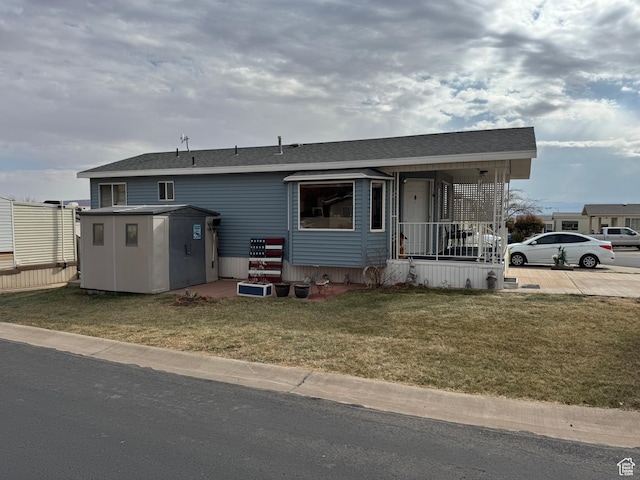 view of front of home featuring a front lawn