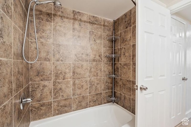 bathroom featuring tiled shower / bath combo