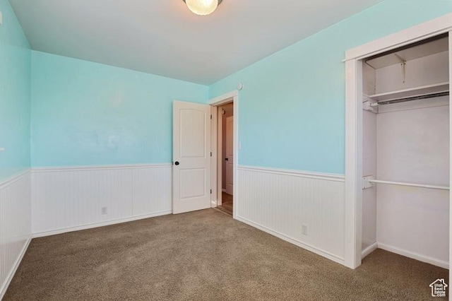 unfurnished bedroom featuring carpet flooring and a closet