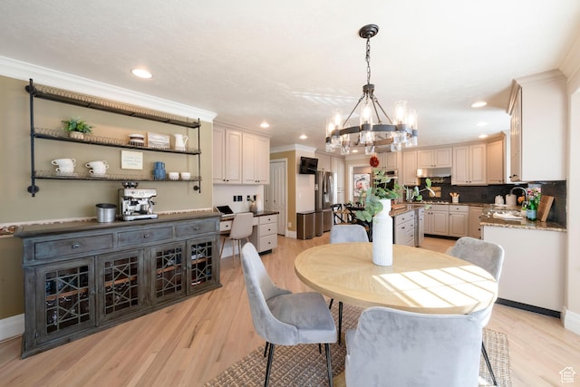 6658 S Caracol Cv, Cottonwood Heights, UT 84121 - dining space featuring a chandelier, crown molding, light wood-style floors, recessed lighting, and baseboards