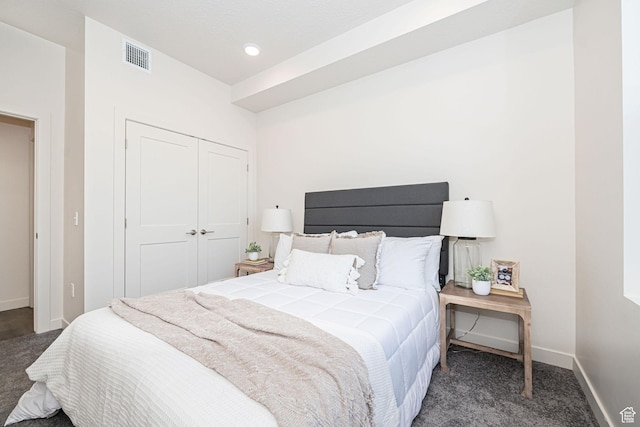 bedroom with recessed lighting, baseboards, visible vents, and a closet