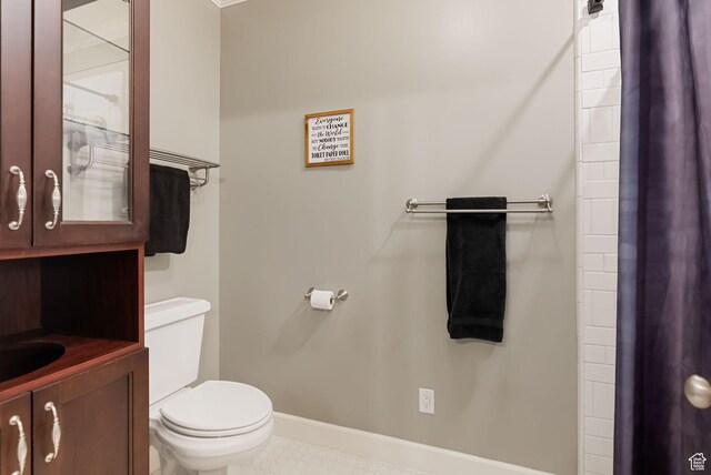 434 S Cardon Ridge Dr, Smithfield, UT 84335 - full bath featuring toilet, baseboards, vanity, and a shower with shower curtain