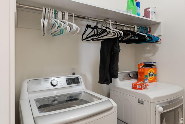434 S Cardon Ridge Dr, Smithfield, UT 84335 - laundry area featuring washing machine and clothes dryer