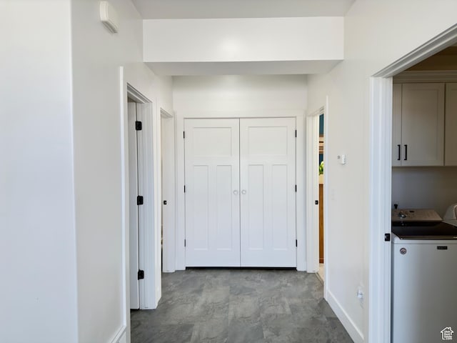 1610 N Mackinaw Way, Garden City, UT 84028 - hallway with washing machine and dryer and baseboards