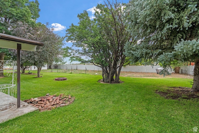 view of yard featuring an outdoor fire pit