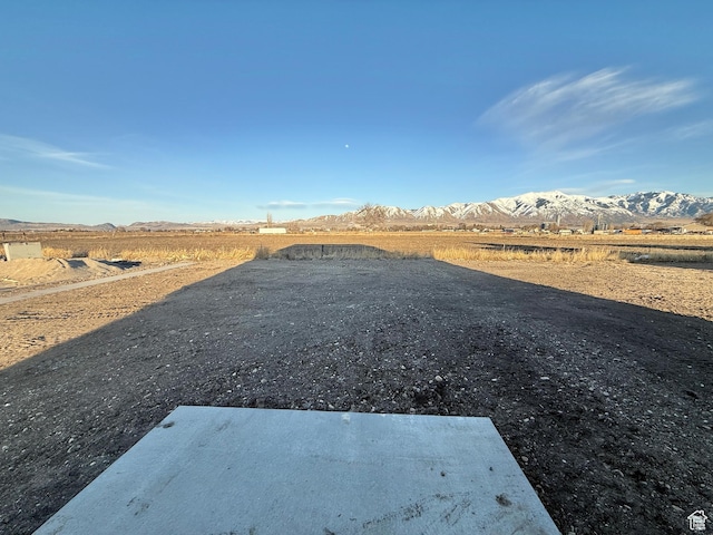 view of yard with a mountain view