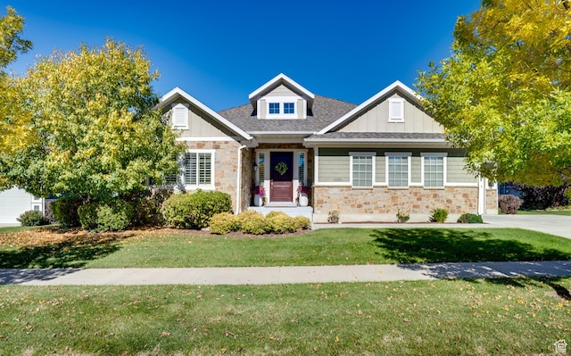 craftsman house with a front yard