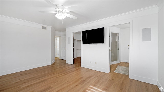 empty room with light hardwood / wood-style flooring, ornamental molding, and ceiling fan
