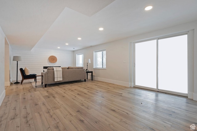 living area featuring recessed lighting, baseboards, and light wood finished floors