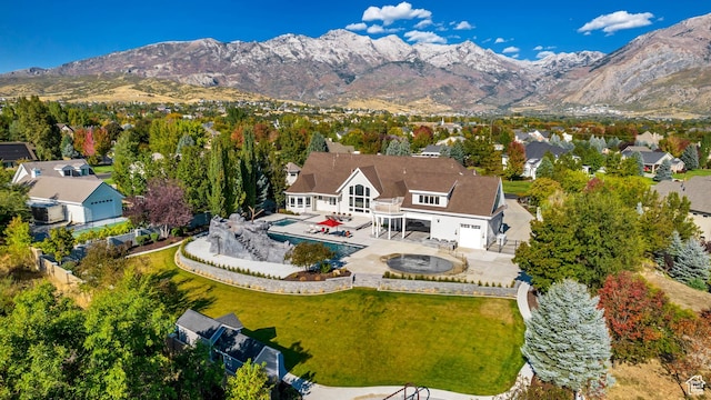 bird's eye view with a mountain view
