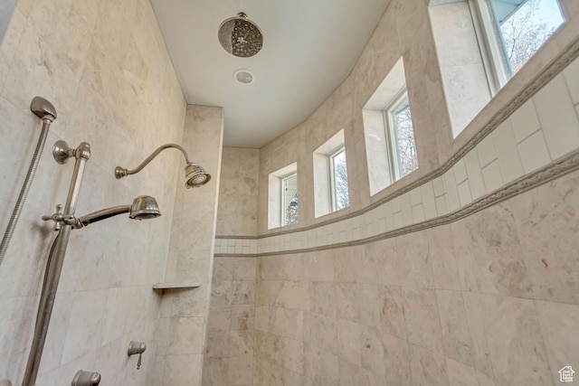 bathroom featuring tiled shower