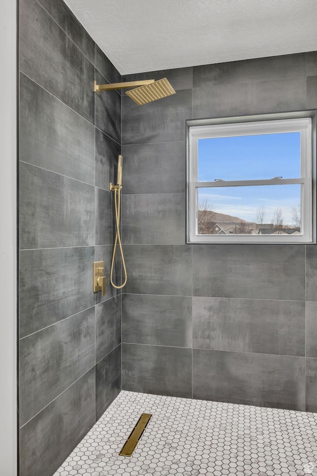 bathroom featuring a tile shower
