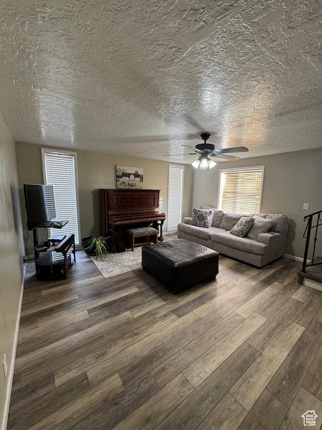 1050 S 500 W, Vernal, UT 84078 - living room featuring a textured ceiling, a healthy amount of sunlight, a ceiling fan, and wood-type flooring