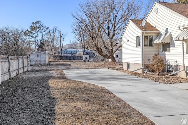 view of yard featuring a storage shed