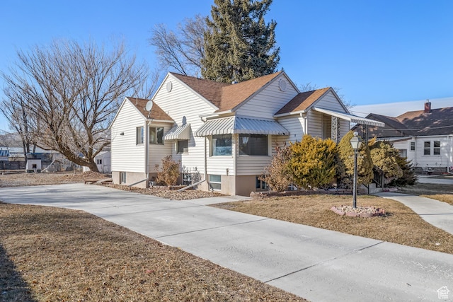 bungalow-style house featuring a front lawn