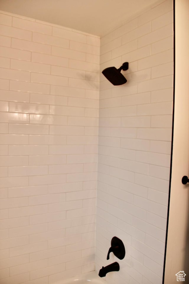 interior details featuring tiled shower / bath combo