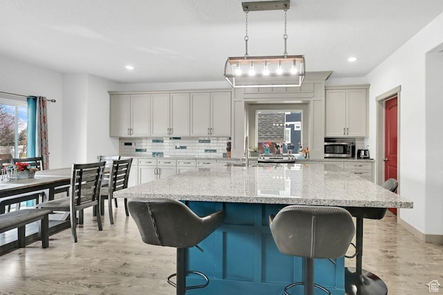 111 S 2300 W, Kaysville, UT 84037 - kitchen featuring recessed lighting, a sink, backsplash, and a kitchen bar