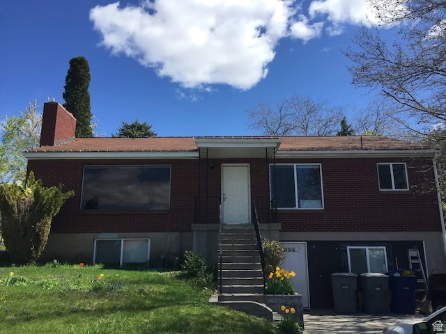 view of front of home with a front yard