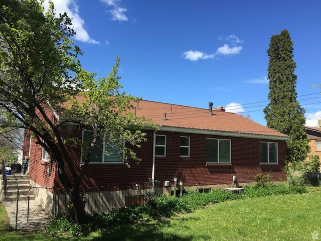 127 Mason Ln, North Salt Lake, UT 84054 - rear view of property with a lawn