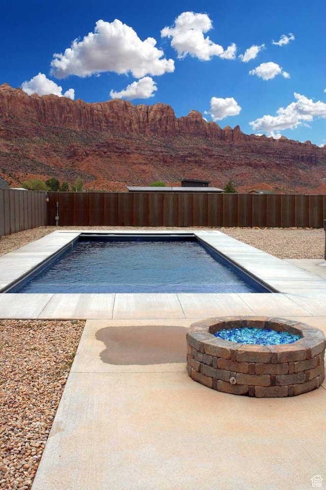 145 Crimson Cliffs Dr, Moab, UT 84532 - view of swimming pool with an in ground hot tub, a mountain view, and a patio area