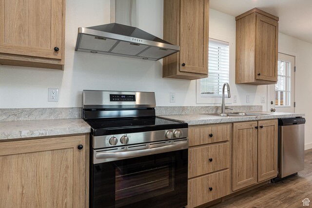 442 W Pipe Springs Dr, Kanab, UT 84741 - kitchen with stainless steel appliances, extractor fan, sink, and light hardwood / wood-style floors