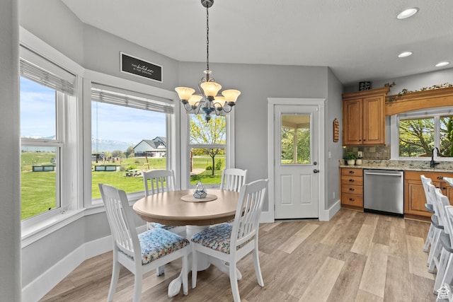 dining area with an inviting chandelier, light wood-style floors, baseboards, and recessed lighting