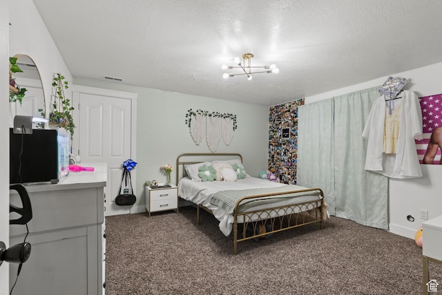 carpeted bedroom featuring an inviting chandelier, a textured ceiling, baseboards, and visible vents